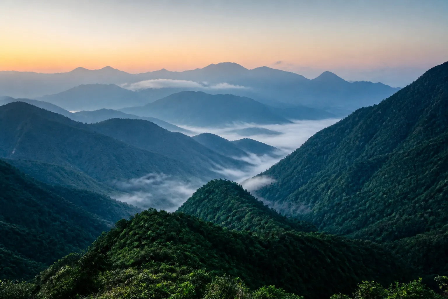 Montanhas ao amanhecer