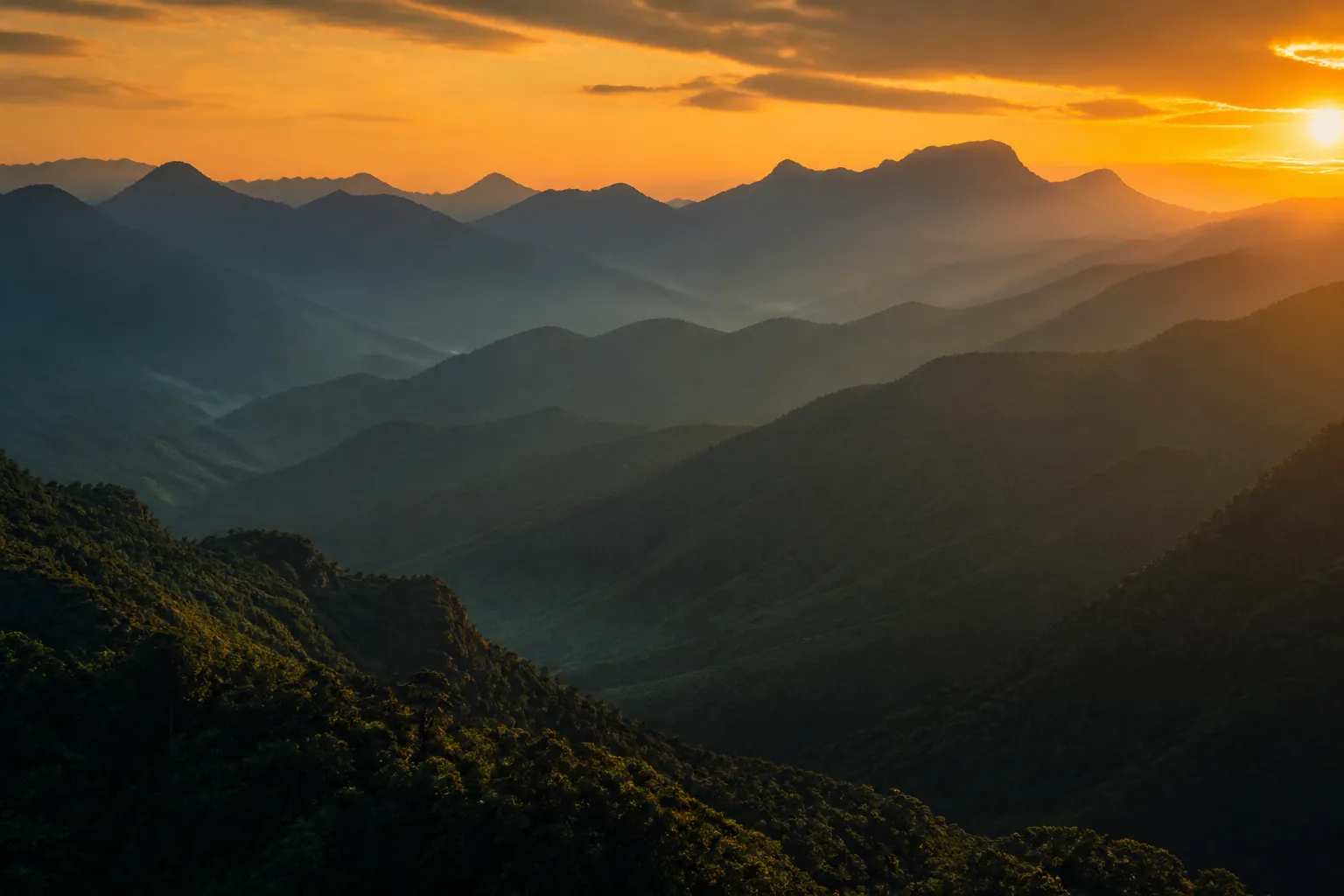 Paisagem montanhosa ao pôr do sol